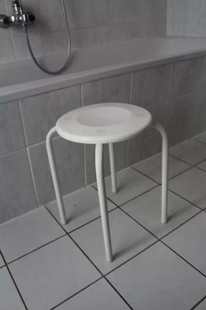 8€ Weißer Bad-Stuhl mit Plastiksitzfläche & Metallbeine; Bad-Hocker